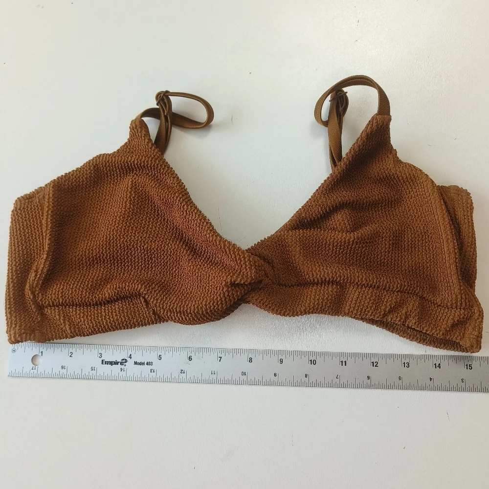 Good American wrinkled women's swimsuit top size 5, twisted design and snap back